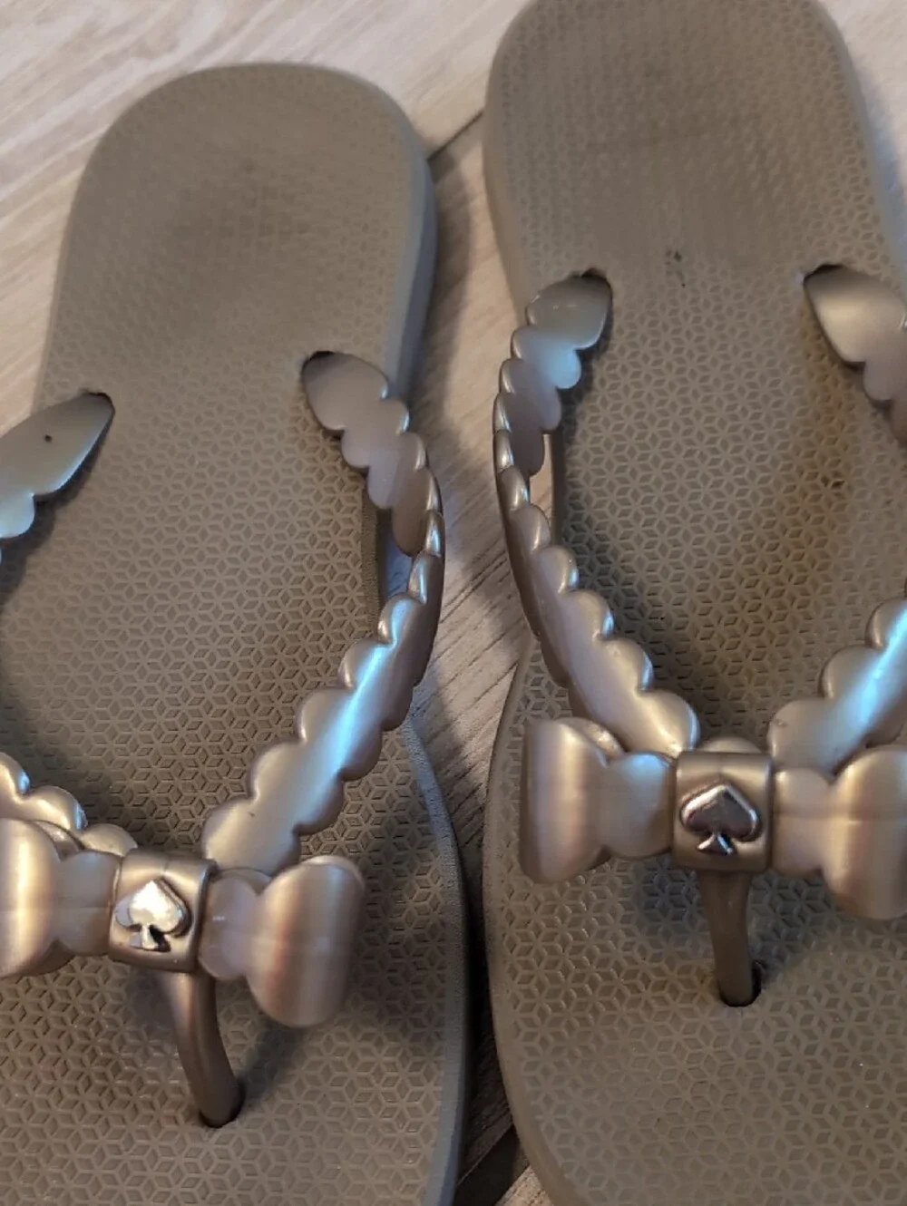 Kate Spade Gold Bow Flip Flop Sandals 9-10